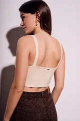 Top negro de viscosa con escote en V y breteles anchos.