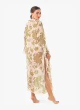 Vestido playero largo de encaje blanco con volados, mangas largas, abertura frontal con lazos para cerrar y aberturas laterales.