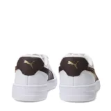 Championes Puma Court Lally Feline de mujer, color blanco con detalles en animal print estilo leopardo en el lateral y talón, y logo de la marca en dorado.
