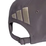 Gorra de béisbol gris con visera curva, detalle de borde rojo y logos bordados de Audi, Revolut y Adidas en color plateado.