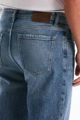 Pantalón de jean azul clásico de corte recto, con diseño tradicional de cinco bolsillos y trabillas para cinturón.