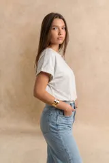 Remera color camel, de corte al cuerpo, manga corta con vuelta y cuello redondo.