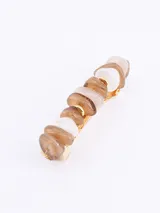 Broche para el pelo con piedras irregulares de color lila, celeste y blanco, unidas por aros dorados.