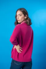 Sweater color beige de tejido de punto con cuello redondo y mangas largas.