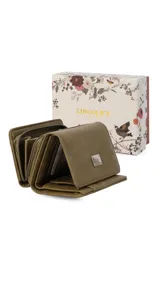 Billetera corta de símil cuero color verde oliva, con cierre a presión y placa metálica decorativa. Cuenta con múltiples compartimentos internos para tarjetas, visor y billetes, además de un compartimento posterior con cierre.