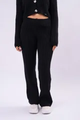 Pantalón tipo palazzo de tejido acanalado color negro, con tiro alto y corte relajado.
