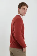 Sweater amarillo de tejido suave tipo cashmere, con escote en V.