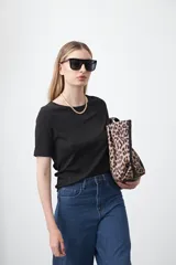 Remera de manga corta confeccionada en tejido acanalado, con cuello redondo y ajuste al cuerpo.