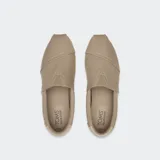 Alpargatas Toms Alp Fwd color marrón claro, con empeine de lona de algodón reciclado antidesgarro y talón de gamuza. Suela de goma blanca y plantilla extraíble OrthoLite® Eco LT-Hybrid™.