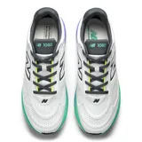 Championes de running New Balance 1080 V15, color blanco con malla texturizada. Presentan un logo 'N' en negro y una entresuela gruesa con degradado de color verde lima a verde menta.