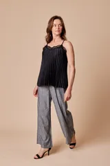 Musculosa color beige de satén plisado con puntilla de encaje en el escote y breteles finos regulables.