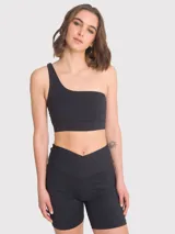 Top deportivo de un hombro con diseño de tirantes triples elásticos en la espalda, confeccionado en tejido técnico con soporte bajo y almohadillas removibles.