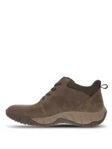 Bota de cuero marrón con cordones, diseño de caña baja y suela de goma con relieve.