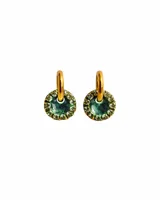 Aritos tipo argolla con dije circular de resina verde esmeralda rodeado de strass brillante, con base metálica dorada.