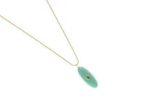 Collar de acero con baño de oro, compuesto por una cadena fina y un dije ovalado de piedra natural amazonita con una circonia azul engastada en el centro.