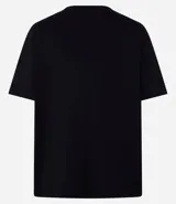 Remera de corte boxy con cuello redondo y mangas cortas. Confeccionada en algodón, presenta un diseño minimalista sin estampas con sisa caída.