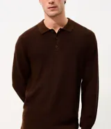 Suéter de punto texturizado color beige, con cuello polo abotonado y manga larga, de la marca Marfinno.
