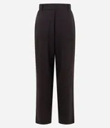 Pantalón de sastrería con diseño recto y estampado de raya de tiza. Presenta cintura media, cierre frontal con cremallera y botón, y un corte estructurado.