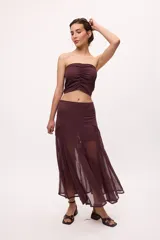 Top strapless color marrón con textura plisada y frunce en el frente.