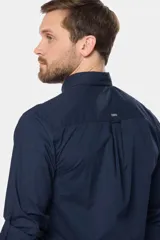 Camisa de hombre color celeste, de manga larga con presilla para enrollar, bolsillo en el pecho y confeccionada 100% en algodón.