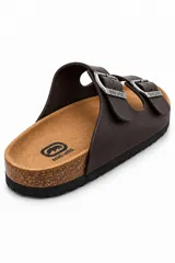 Sandalias de dos tiras marca Ecko Untd., color beige con hebillas metálicas negras y suela de diseño anatómico con base de corcho y fondo negro.
