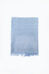 Pashmina celeste con textura y flecos en los bordes.