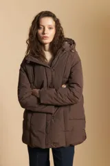 Campera acolchada de nylon en color crema, con capucha ajustable, cierre frontal con botones y cordón de ajuste en la cintura.