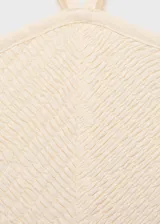 Vestido midi de diseño combinado con cuello halter y tirantes finos. Presenta un cuerpo superior de tejido texturizado con panel fruncido y una falda evasé de caída fluida. Incluye cierre de cremallera lateral.