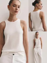 Musculosa blanca de tejido de punto acanalado, con cuello redondo y diseño ajustado.