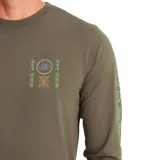 Remera de manga larga color verde militar con estampado en el pecho y en la manga.