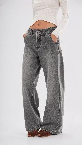 Pantalón de jean estilo wide leg con tiro medio, confeccionado en denim de algodón con lavado gris gastado y costuras a contratono.