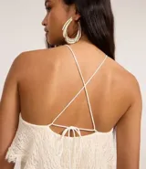 Vestido midi de encaje color crudo, con escote strapless, superposición en el busto, falda asimétrica y forro interno.