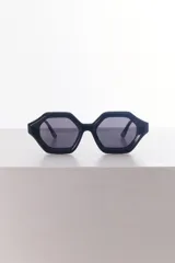 Lentes de sol negros con forma hexagonal y lentes polarizadas con protección UV400.