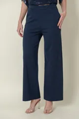 Pantalón negro de corte recto, confeccionado en algodón y elastano. Presenta bolsillos laterales y cintura elastizada.