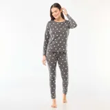 Pijama de dos piezas compuesto por una remera de manga larga con cuello redondo y un pantalón largo de corte recto, ambos confeccionados en tejido de punto gris con estampado de corazones blancos.