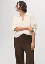 Pantalón de vestir marrón de tiro bajo y diseño wide leg, con pinzas frontales, trabillas para cinturón, bolsillos laterales y cierre oculto con botón, gancho y cremallera.