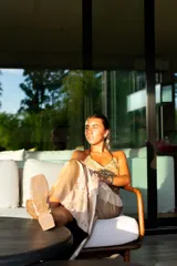 Pollera larga de satén color champagne, con pretina en la cintura y detalles de apliques de tul bordado con motivos florales en los laterales.