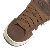 Zapatillas Adidas Campus 00s color marrón con las tres tiras laterales blancas y suela color crema.