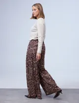 Pantalón palazzo de crepe estampado, marca Cupio, con pretina trasera elastizada, plisado delantero y bolsillos laterales.