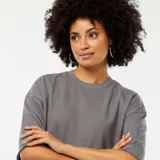 Buzo ancho gris de manga corta con nudo en la cintura.