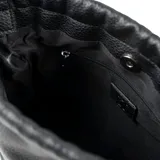 Cartera tipo balde de símil cuero graneado color negro, con cierre de cordón ajustable y correa larga regulable con hebilla metálica. Presenta el logo de la marca grabado en el frente.