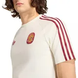 Remera de algodón de la colección adidas Originals, color blanco crema con detalles en bordó. Presenta el logo del trébol de adidas y el escudo de la selección de España en el pecho, junto con las tres tiras características de la marca en los hombros.
