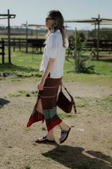 Pollera midi tejida en hilado 100% algodón, color marrón con rayas horizontales en tonos rojo y verde.