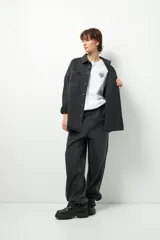 Remerón unisex verde militar de manga corta y cuello redondo, con pequeño estampado lateral en el frente y otro grande en la espalda.