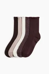 Pack de cinco pares de medias de caña media en punto acanalado de mezcla de algodón suave con ribete sobrehilado. Incluye un par color marrón oscuro, un par color rosa pálido, un par color blanco, un par color borgoña con hilo metalizado y un par color borgoña.