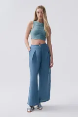 Top verde agua al cuerpo sin mangas con frunces en el pecho y escote levemente en V.