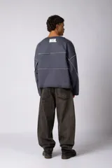 Buzo oversize de corte boxy, confeccionado en algodón rústico de alto gramaje en color beige. Presenta cuello redondo con borde crudo, mangas largas y una estampa frontal con el texto VCP delimitado por líneas horizontales blancas.