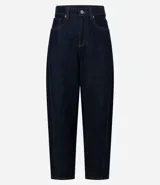 Pantalón de jean con corte new carrot, de cintura alta y estructura firme. Presenta un diseño holgado en la cadera que se estrecha hacia el bajo, con bolsillos funcionales y cierre frontal con botón y cremallera.
