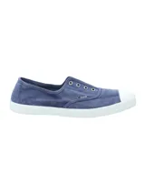 Zapatillas de lona azul sin cordones, con puntera de goma blanca y suela de goma blanca.