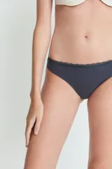 Bombacha tipo vedetina de tiro medio, confeccionada en tejido acanalado de color gris oscuro con detalle de puntilla en el borde superior.